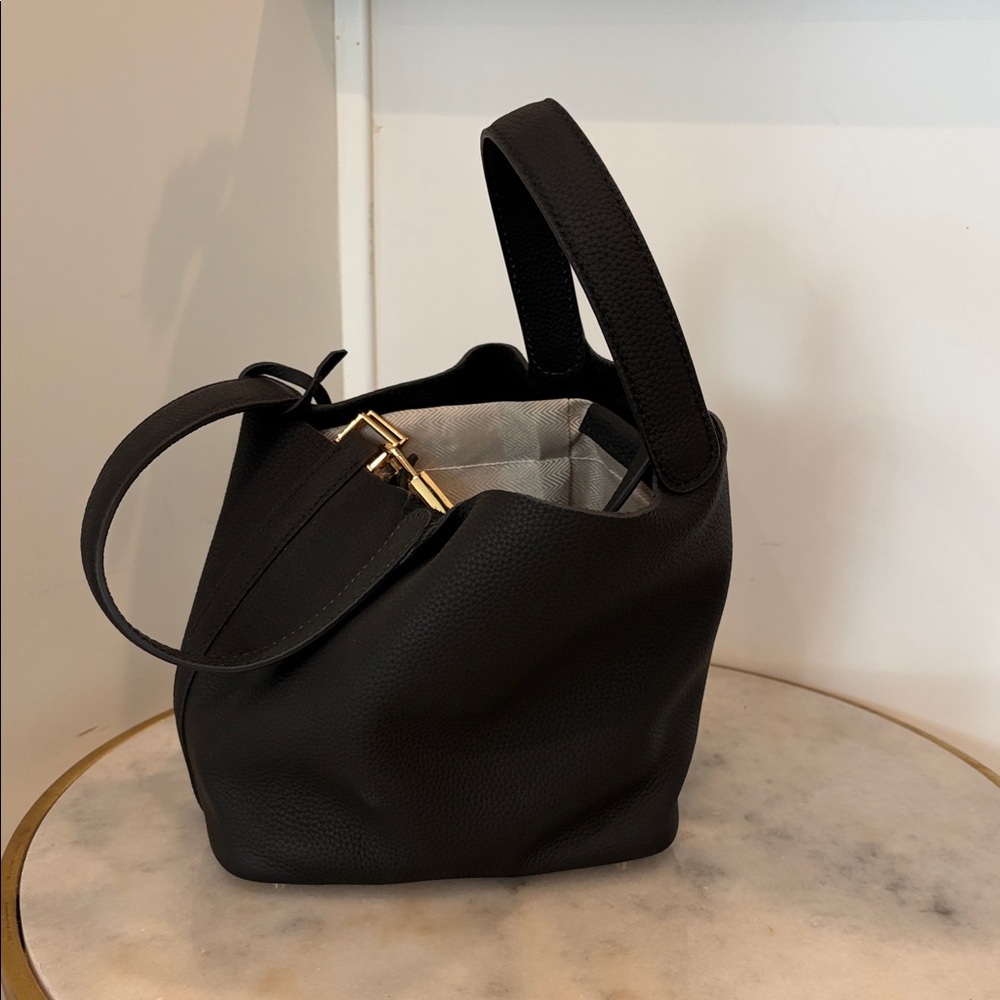 Classic Black Leather Shoulder Bag - Unbranded